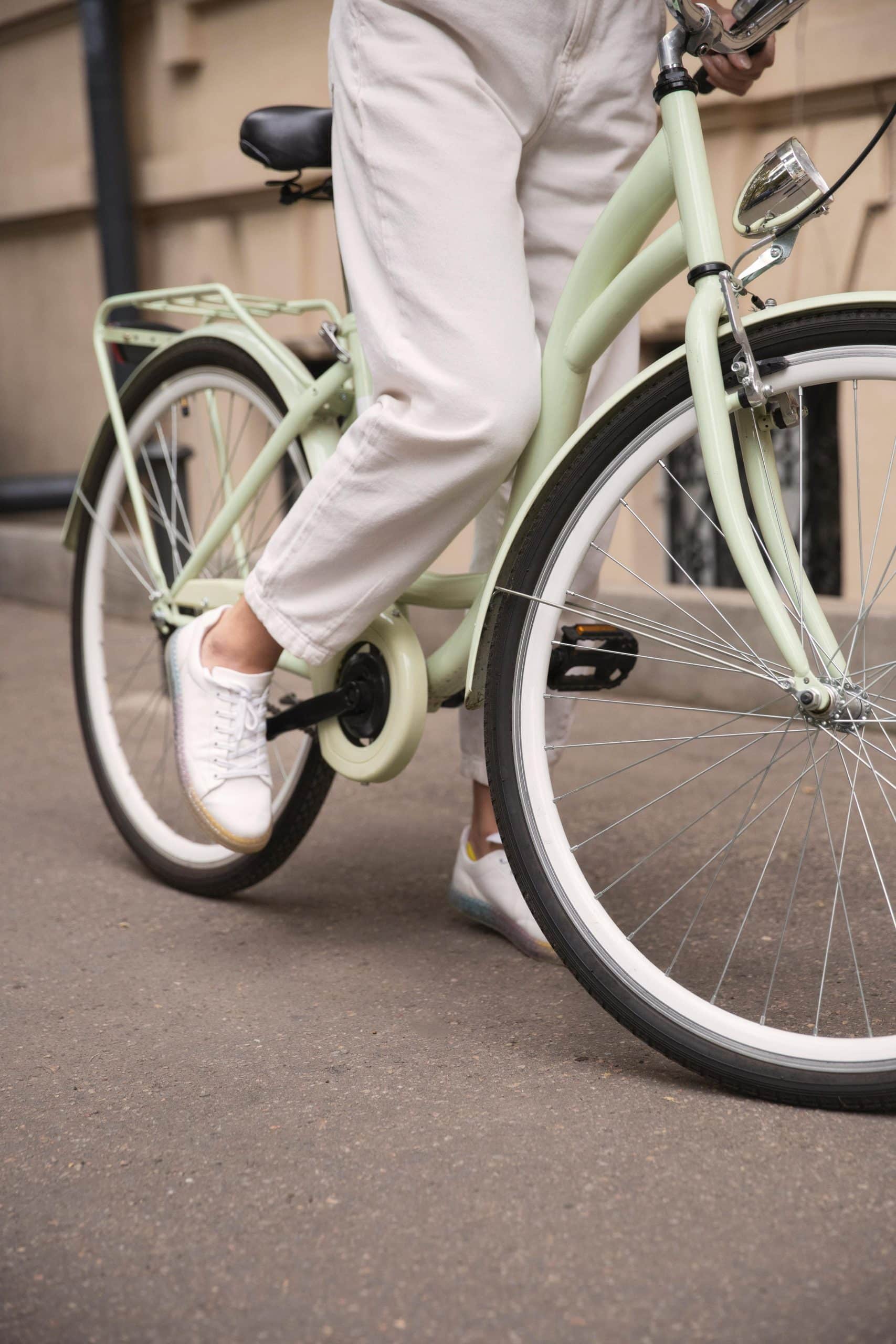 femme-sur-son-velo-dans-la-ville